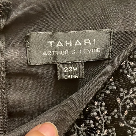 Tahari by Arthur S. Levine Size 22W NWOT black/Grey/metallic silver dress. - Picture 3 of 3